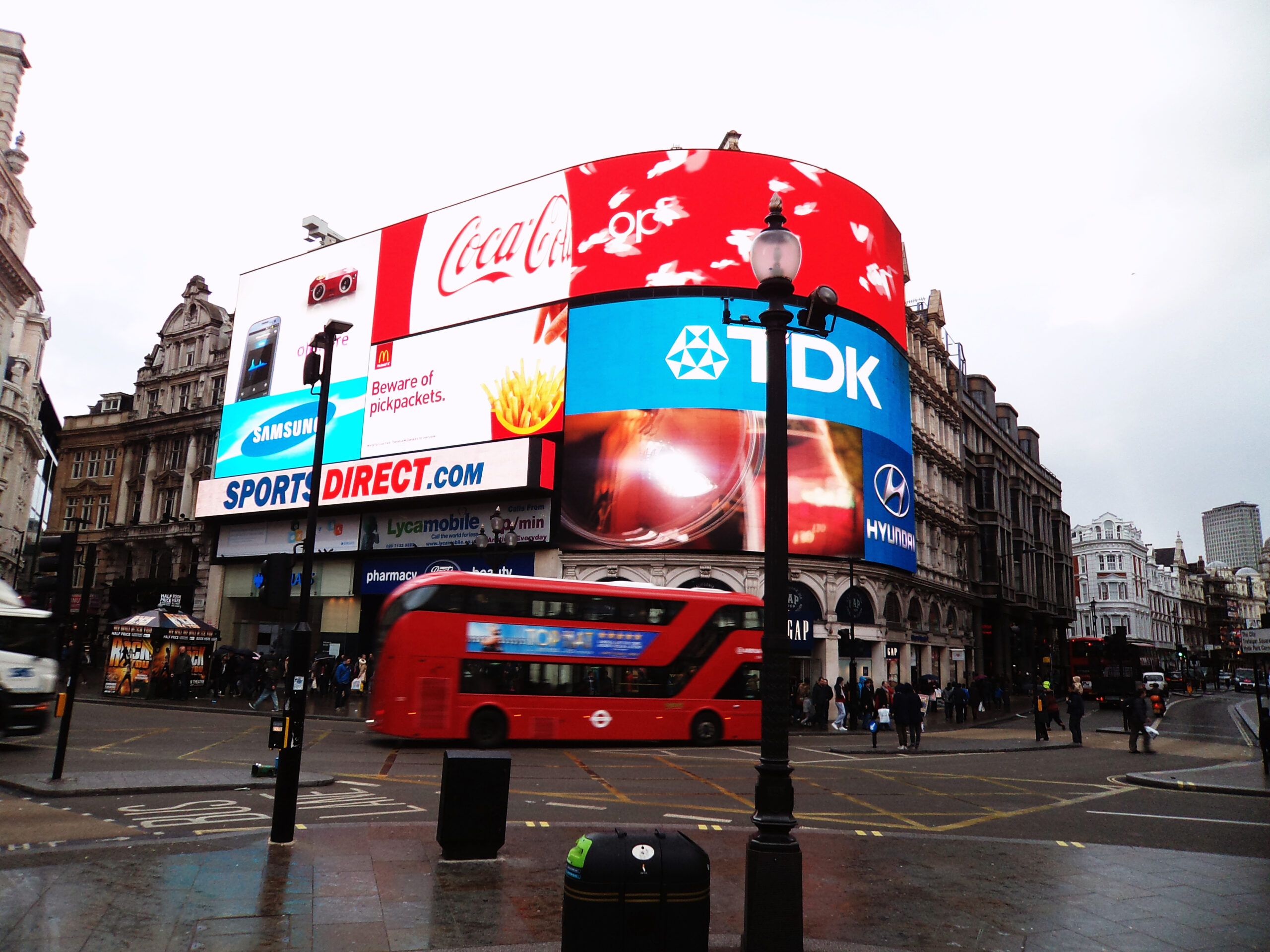 Picadilly_Circus,_London_(9308789313)